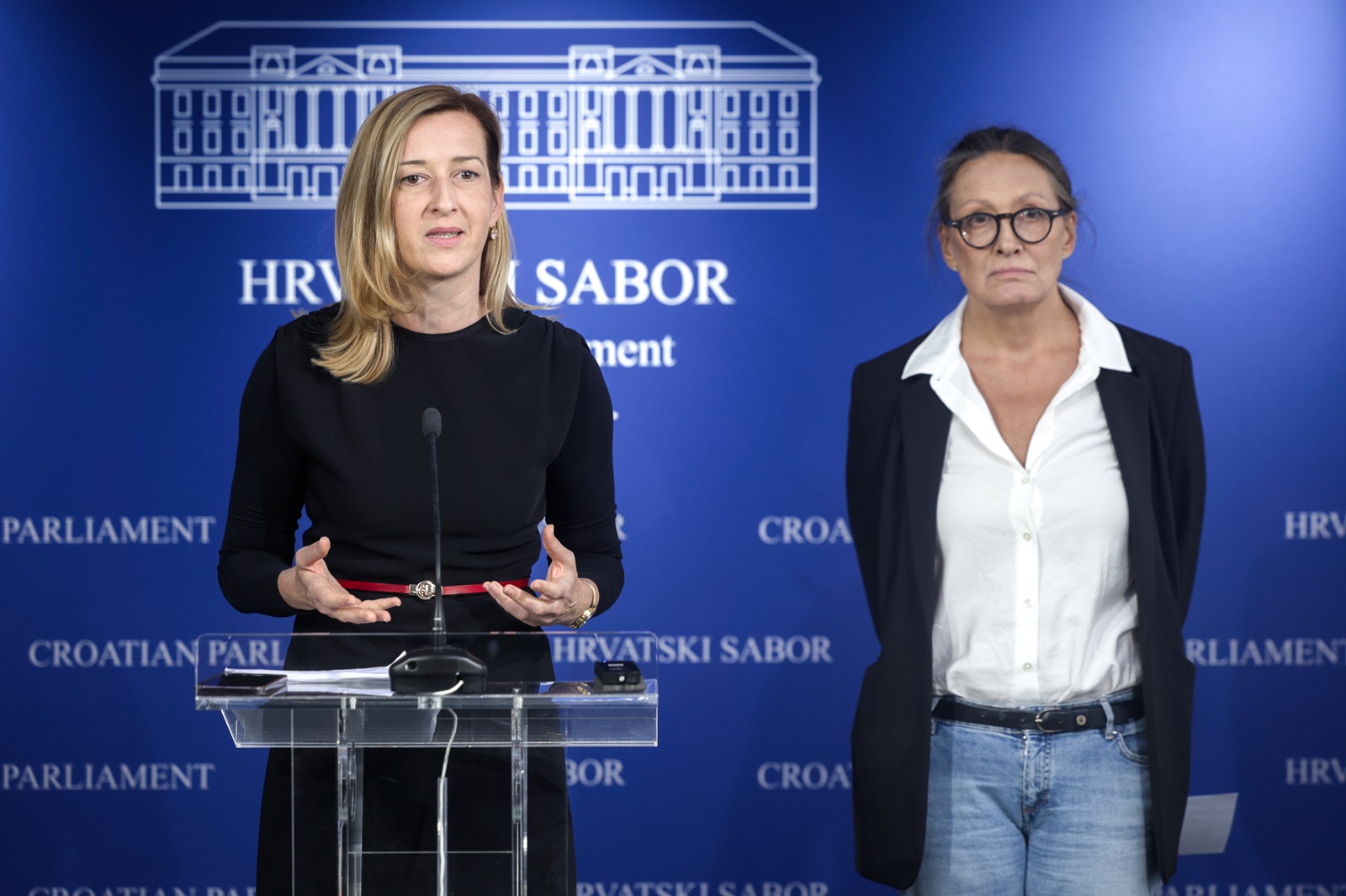 Zagreb, 26.09.2024. - Zastupnice Mirela Ahmetović i Urša Raukar-Gamulin održale su konferenciju za medije s temom nezakonitosti u radu i poslovanju HRT-a.
Na fotografiji Mirela Ahmetović, Urša Raukar-Gamulin.
foto HINA/ Edvard ŠUŠAK/ es