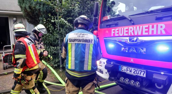 Brände in Wohngebäuden Ein Kellerbrand in einem Wohnhaus löste einen großen Feuerwehreinsatz mit Notärzten aus. Die Rettung betroffener Personen erfolgte über eine Drehleiter im rückwärtigen Bereich. Essen Nordrhein-Westfalen Deutschland Überruhr *** Fires in residential buildings A cellar fire in a residential building triggered a large fire department operation with emergency medical services Rescue of affected persons was carried out via a turntable ladder in the rear area Essen North Rhine-Westphalia Germany Überruhr,Image: 907978762, License: Rights-managed, Restrictions: imago is entitled to issue a simple usage license at the time of provision. Personality and trademark rights as well as copyright laws regarding art-works shown must be observed. Commercial use at your own risk., Model Release: no, Credit line: Gottfried Czepluch / imago stock&people / Profimedia