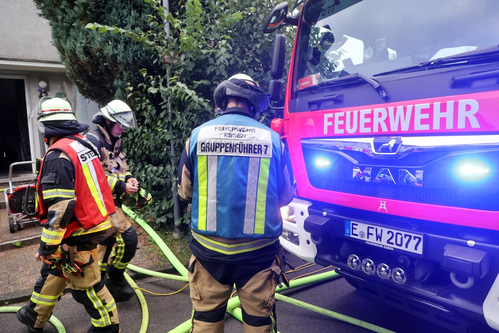 Brände in Wohngebäuden Ein Kellerbrand in einem Wohnhaus löste einen großen Feuerwehreinsatz mit Notärzten aus. Die Rettung betroffener Personen erfolgte über eine Drehleiter im rückwärtigen Bereich. Essen Nordrhein-Westfalen Deutschland Überruhr *** Fires in residential buildings A cellar fire in a residential building triggered a large fire department operation with emergency medical services Rescue of affected persons was carried out via a turntable ladder in the rear area Essen North Rhine-Westphalia Germany Überruhr,Image: 907978762, License: Rights-managed, Restrictions: imago is entitled to issue a simple usage license at the time of provision. Personality and trademark rights as well as copyright laws regarding art-works shown must be observed. Commercial use at your own risk., Model Release: no, Credit line: Gottfried Czepluch / imago stock&people / Profimedia