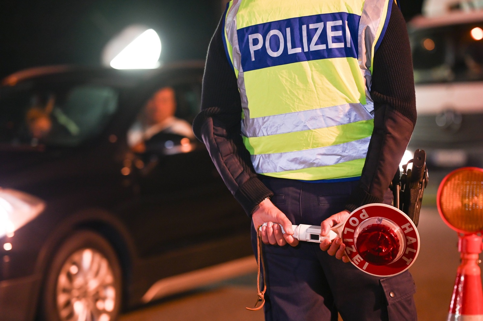 Grenzkontrolle in Bad Bentheim Polizisten kontrollieren den Grenzverkehr am 16. September 2024 nach Deutschland am Grenzübergang Bad Bentheim. Die Kontrollen wurdenin der Nacht auf die Landesgrenze im Westen ausgeweitet. Bad Bentheim Niedersachsen Deutschland *** Border control in Bad Bentheim Police officers control border traffic to Germany at the Bad Bentheim border crossing on September 16, 2024 The controls were extended overnight to the state border in the west Bad Bentheim Lower Saxony Germany Copyright: xx,Image: 908094016, License: Rights-managed, Restrictions: imago is entitled to issue a simple usage license at the time of provision. Personality and trademark rights as well as copyright laws regarding art-works shown must be observed. Commercial use at your own risk., Model Release: no, Credit line: diebildwerft / imago stock&people / Profimedia