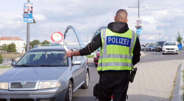 25.09.2024, Frankfurt Oder, Brandenburg - Deutschland. Grenzkontrolle an der deutsch-polnischen Grenze in Frankfurt/Oder - Slubice. *** 25 09 2024, Frankfurt Oder, Brandenburg Germany Border control at the German-Polish border in Frankfurt Oder Slubice,Image: 911824908, License: Rights-managed, Restrictions: imago is entitled to issue a simple usage license at the time of provision. Personality and trademark rights as well as copyright laws regarding art-works shown must be observed. Commercial use at your own risk., Model Release: no, Credit line: Sabine Gudath / imago stock&people / Profimedia