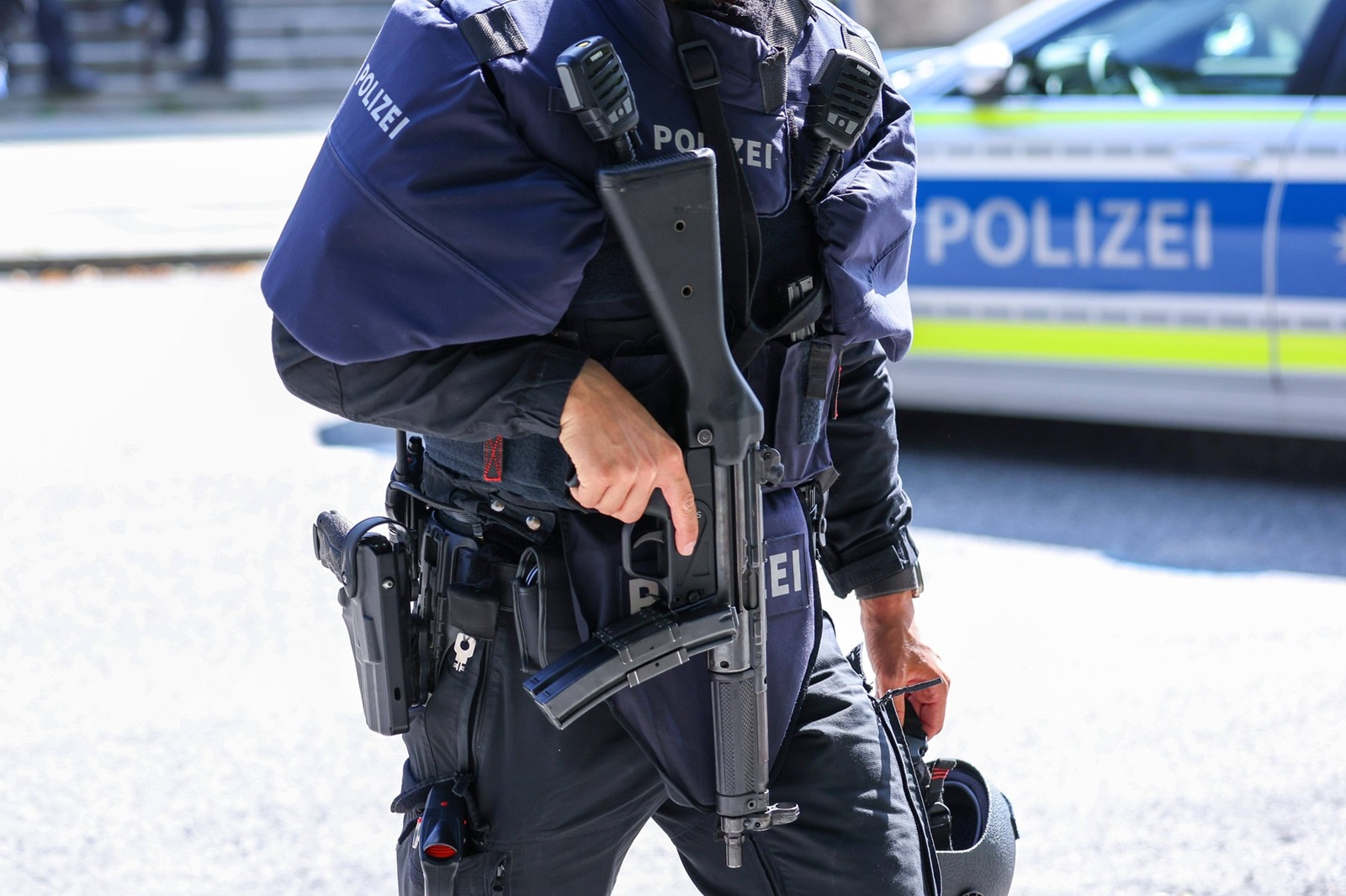 Polizeieinsatz in München Die Polizei ist am 05.09.2024 im Großeinsatz. Eine verdächtige Person gab nahe dem israelischen Generalkonsulat Schüsse auf einen Streifenwagen der Polizei ab. Die Polizei schoss zurück. Der Verdächtige starb. Der Einsatzort rund um den Karolinenplatz wurde großräumig abgesperrt. *** Police operation in Munich The police are on a large-scale operation on 05 09 2024 A suspicious person fired shots at a police patrol car near the Israeli Consulate General The police fired back The suspect died The scene around Karolinenplatz was cordoned off over a large area xMSx,Image: 905012128, License: Rights-managed, Restrictions: imago is entitled to issue a simple usage license at the time of provision. Personality and trademark rights as well as copyright laws regarding art-works shown must be observed. Commercial use at your own risk., Model Release: no, Credit line: Revierfoto / imago stock&people / Profimedia