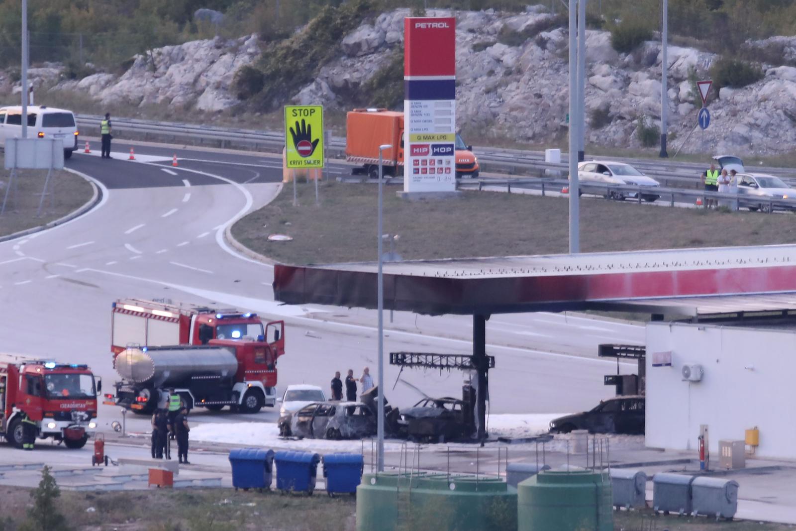 03.09.2024., Omis - Oko 17.45 sati doslo je do pozara nakon sto je vozilo udarilo u agregat za istakanje goriv na benzinskoj pumpi na autocesti A1 odmorise Mosor Jug. Prema prvim informacijama ministar Bozinovic potvrdio je da je jedna osoba poginula dok su tri prevezene u bolnicu.  Photo: Ivo Cagalj/PIXSELL