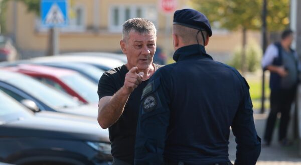 23.09.2024., Otok - Policija i USKOK tijekom pretresa kuce Josipa Sarica, gradonacelnika Otoka Photo: Davor Javorovic/PIXSELL