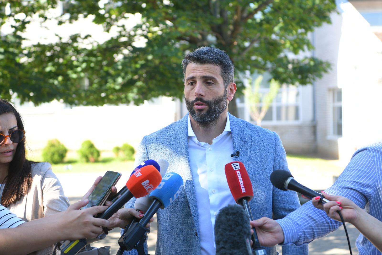 02, June, 2024, Belgrade - The candidate of the "Aleksandar Vucic - Belgrade tomorrow" list for the mayor of Belgrade, Aleksandar Sapic, voted in the OS "Borislav Pekic" in Bezanija Kosa at polling station number 1. Aleksandar Sapic. Photo: R.Z./ATAImages
 
02, jun, 2024, Beograd - Kandidat liste "Aleksandar Vucic - Beograd sutra" za gradonacelnika Beograda, Aleksandar Sapic glasao je u OS "Borislav Pekic" na Bezanijskoj kosi na birackom mestu broj 1. Photo: R.Z./ATAImages Photo: R.Z./ATAImages/PIXSELL