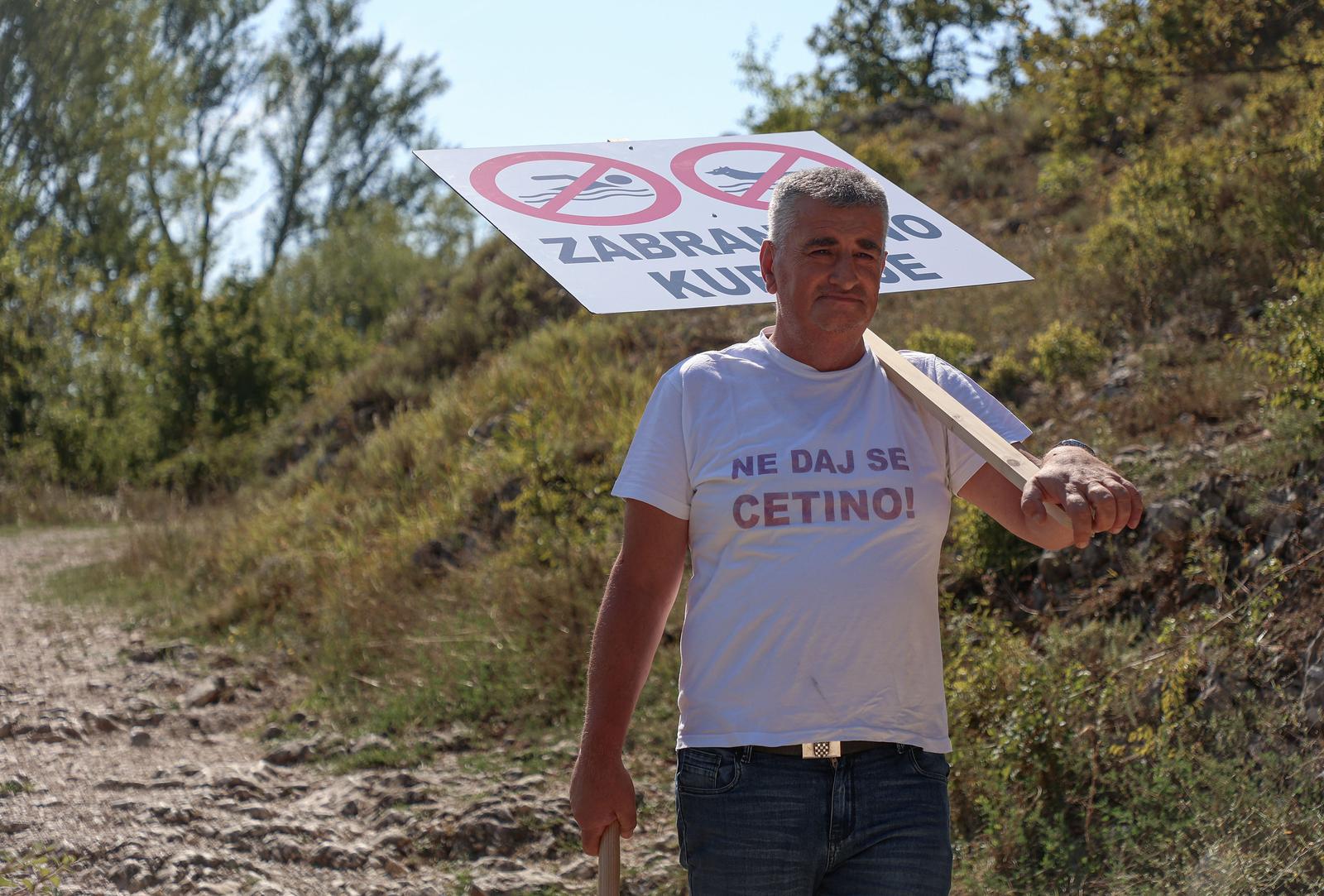 02.09.2024.,Vrlika- Veliko vrelo izvor rijeke Cetine Miro Bulj svojevrsnim performansom zabijanje ploce zabranjeno kupanje upozorio na unistavanje parka prirode  Photo: Ivana Ivanovic/PIXSELL