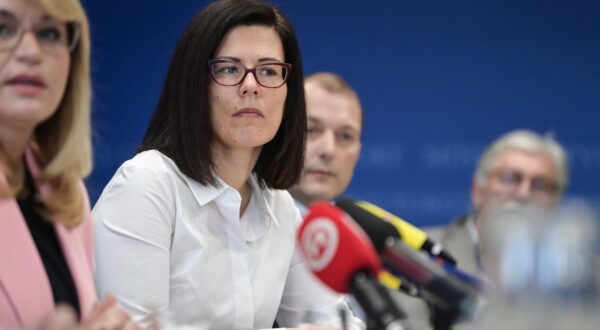 03.03.2023.,  Zagreb -Ministrica turizma i sporta Nikolina Brnjac na konferenciji za medije predstavila je rezultate dva zavrsena javna poziva za dodjelu sredstava turistickim projektima iz NPOO-a, a uz Marusku Vizek i rezultate analize Ekonomskog instituta u Zagrebu o ocekivanom gospodarskom ucinku ulaganja u zdravstveni turizam putem navedenih poziva. Ti javni pozivi za ulaganja u javnu i privatnu turisticku infrastrukturu u okviru NPOO-a, ukupne vrijednosti 289,3 milijuna eura, objavljeni su pocetkom lanjskog listopada s rokom za prijave do 1. ozujka 2023. Photo: Igor Soban/PIXSELL