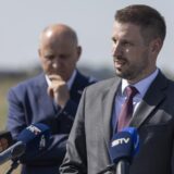 04.09.2024., Osijek - U Poduzetnickoj zoni Nemetin odrzalo se urucenje ugovora o darovanju zemljista u vlasnistvu Republike Hrvatske Gradu Osijeku u svrhu prosirenja Poduzetnicke zone Nemetin. Ugovor je gradonacelniku Osijeka Ivanu Radicu urucio potpredsjednik Vlade i ministar prostornoga uredjenja, graditeljstva i drzavne imovine Branko Bacic. Photo: Davor Javorovic/PIXSELL