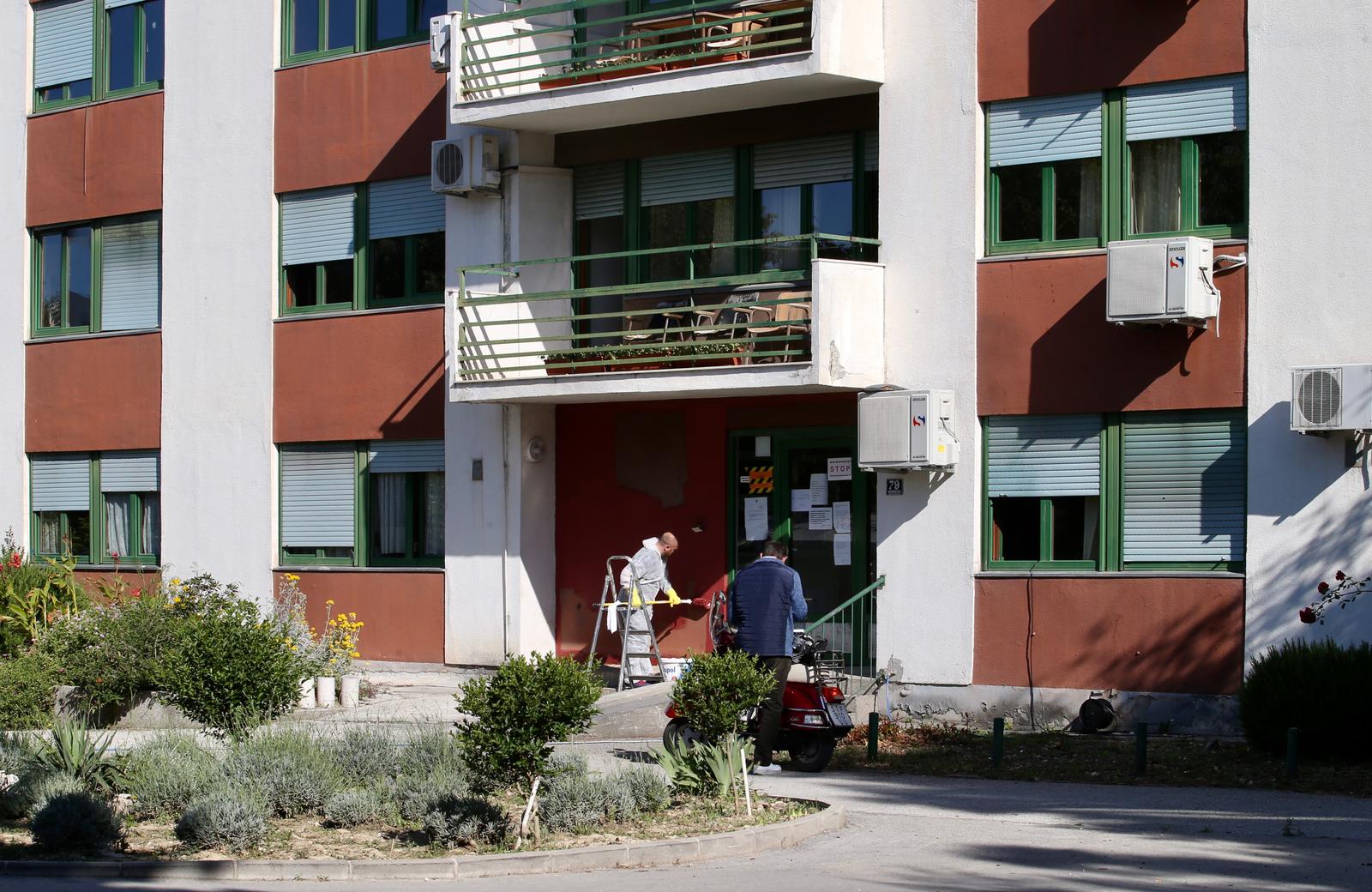 05.05.2020.,Split - Jutros rano prebojan je grafit na ulazu u Dom za umirovljenike u Vukovarskoj ulici. Na njemu je bio natpis u kojem se spominje ravnatelj Skaricic i HDZ. Photo: Ivo Cagalj/PIXSELL