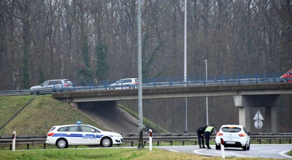 07.03.2024., Sisak - Na autocesti A3 izmedju cora Novska i Okucni teska prometna nesrec s dvoje mrtvih. Ta je dionica autoceste u smjeru Lipovca zatvorena za promet. Policija je postavila sator, kolona vozila je ogromna.  Photo: Nikola Cutuk/PIXSELL