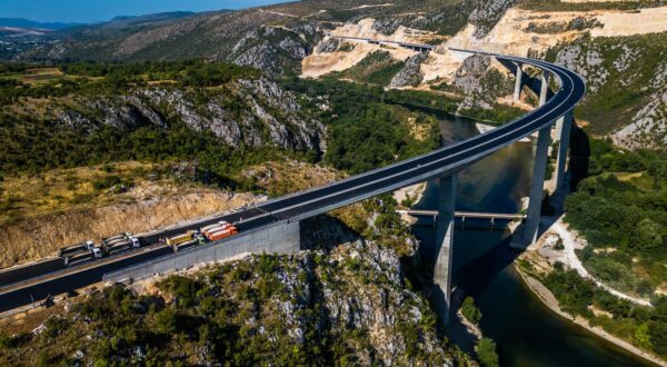 08.08.2024., Capljina, Bosna i Hercegovina - Radovi na dionici Pocitelj-Zvirovici koja ukljucuje impozantni most visine preko 100 metara. Danas je uradjeno opterecenje mosta s 12 kamiona i ukupnom tezinom od 500 tona. U most Hercegovina ukupno je ugradjeno 38 000 m3 betona, 9 000 tona armature i 1500 tona kablova za prednaprezanje. Na to je dodano i 20 000m2 asfalta i hidroizolacije. Ovaj most je jedan od najvisih mostova u regiji cime se svrstava medju najkompleksnije objekte unutar autoceste na koridoru 5C. Photo: Denis Kapetanovic/PIXSELL