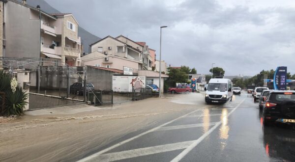 09.09.2024., Makarska - Dio Vukovarske ulice u Makarskoj potopljen nakon obilne kise. Photo: Matko Begovic/PIXSELL