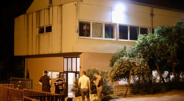 09.09.2024., Split - Vatrogasci i policija dobili su dojavu o detonaciji u osnovnoj skoli Meje oko 21:30 sati. U eksploziji pirotehnickog sredstva nema ozlijedjenih osoba, a zabiljezena je manja materijalna steta popucanih stakla na zgradi skole. Prema nesluzbenim informacijama, pirotehnicko sredstvo baceno je u skolski toalet. U tijeku je policijski ocevid.  Photo: Ivo Cagalj/PIXSELL