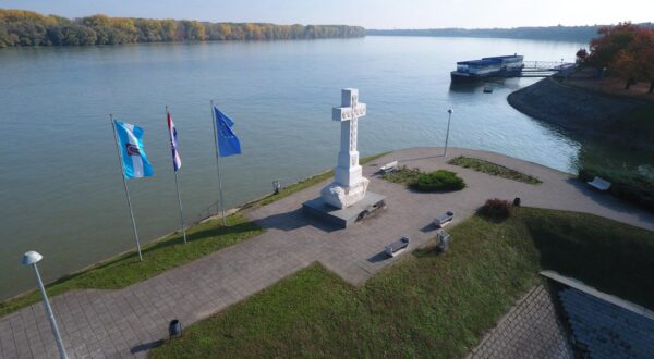 31.10.2020., Vukovar - Spomen kriz na uscu Vuke u Dunav. Photo: Tin Mandic/PIXSELL