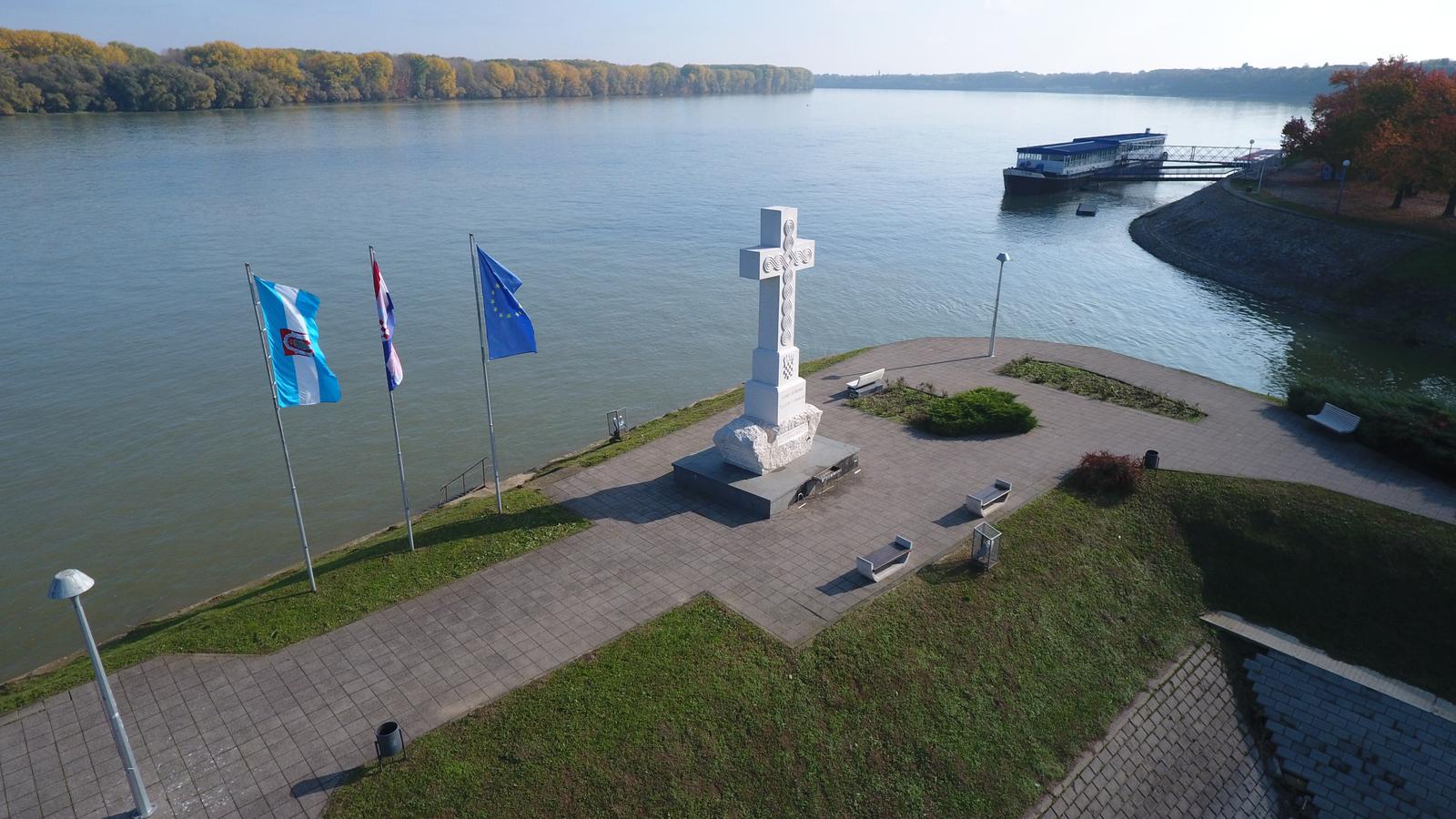 31.10.2020., Vukovar - Spomen kriz na uscu Vuke u Dunav. Photo: Tin Mandic/PIXSELL