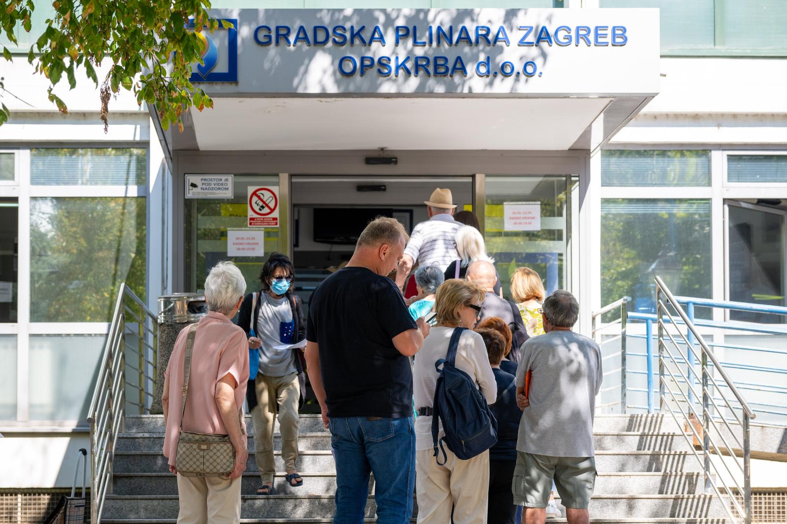 11.09.2024., Zagreb - Ispred Gradske plinare Zagreb - Opskrba (GPZO) nastale su velike guzve gradjana koji zele ostati njihovi korisnici i na vrijeme do roka koji istjece 23. rujna, zatraziti ostanak u GPZO-u te plin placati 10 centi jeftinije po megavatsatu nego Medjimurje-plinu koji je opkrbljivac u javnoj usluzi. Photo: Neva Zganec/PIXSELL