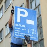 12.09.2024., Zagreb - Langov trg. Nakon konferencije za medije koju je odrzao gradonacelnik Grada Zagreba Tomislav Tomasevic na temu parkinga, sluzbenici grada zamijenili su i postavili nove informacijske ploce o novoj zoni pakinga odnosno sada je od pocetka ulice Vjenceslava Novaka dozvoljeno parkiranje za sve gradjane a ne samo povlastene. Photo: Sanjin Strukic/PIXSELL