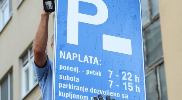 12.09.2024., Zagreb - Langov trg. Nakon konferencije za medije koju je odrzao gradonacelnik Grada Zagreba Tomislav Tomasevic na temu parkinga, sluzbenici grada zamijenili su i postavili nove informacijske ploce o novoj zoni pakinga odnosno sada je od pocetka ulice Vjenceslava Novaka dozvoljeno parkiranje za sve gradjane a ne samo povlastene. Photo: Sanjin Strukic/PIXSELL