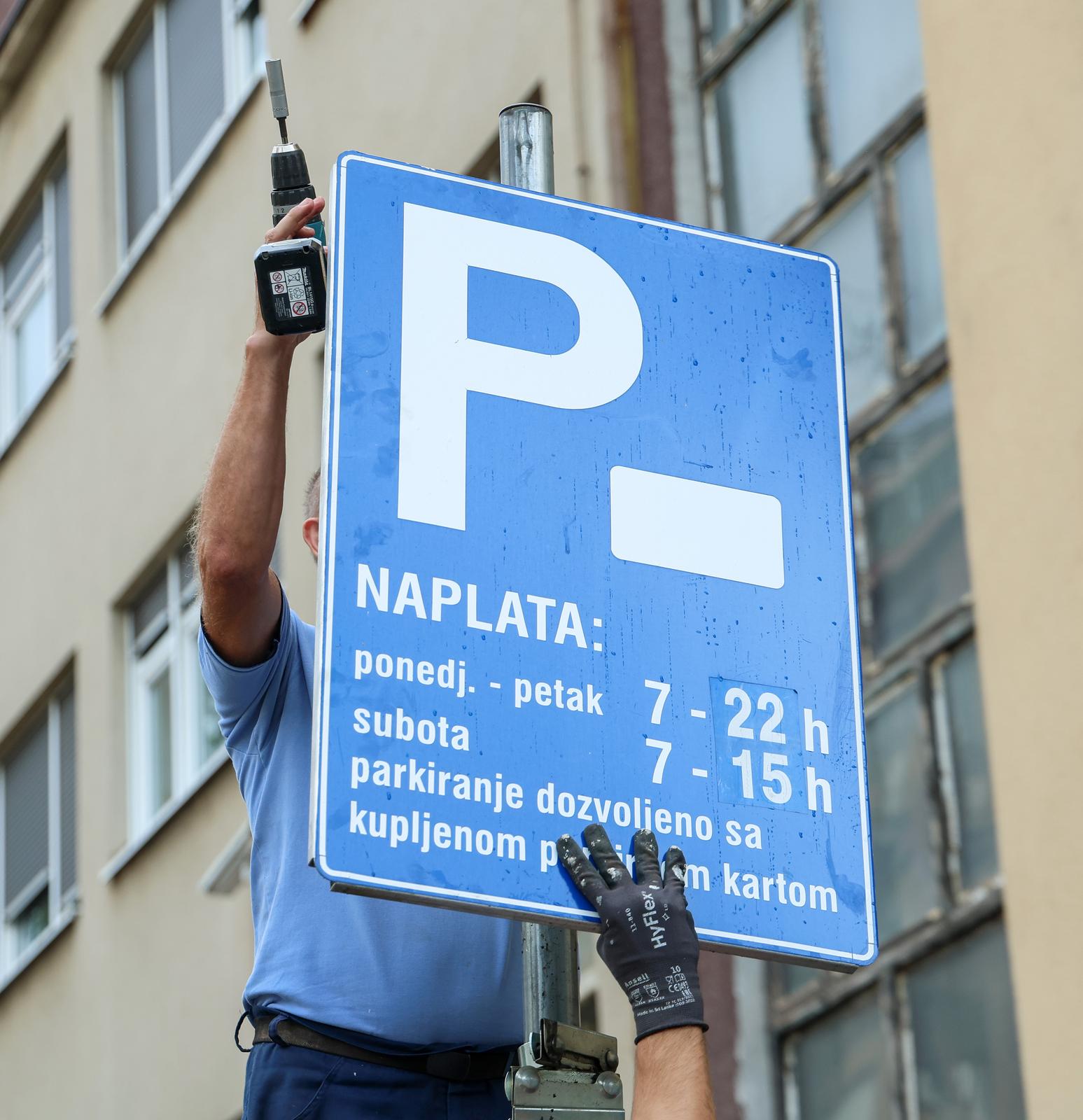 12.09.2024., Zagreb - Langov trg. Nakon konferencije za medije koju je odrzao gradonacelnik Grada Zagreba Tomislav Tomasevic na temu parkinga, sluzbenici grada zamijenili su i postavili nove informacijske ploce o novoj zoni pakinga odnosno sada je od pocetka ulice Vjenceslava Novaka dozvoljeno parkiranje za sve gradjane a ne samo povlastene. Photo: Sanjin Strukic/PIXSELL