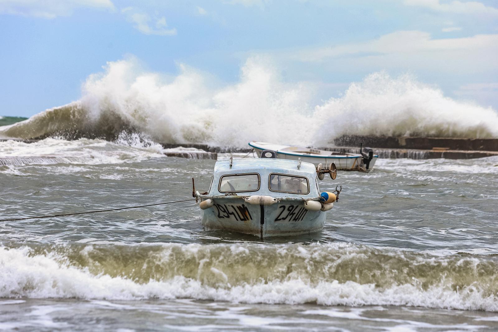 12.09.2024., Umag - 
Jugo i kisa prov je potopila neke dijelove Umaga a poslje je jak vijetar izmamio znatizeljne turiste i surfere na more Photo: Srecko Niketic/PIXSELL