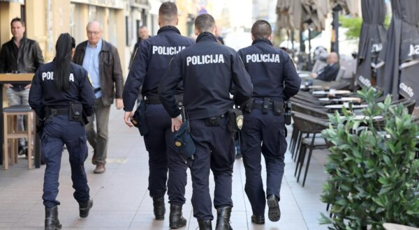 13.04.2022., Zagreb - Policajci u ophodnji. Photo: Patrik Macek/PIXSELL