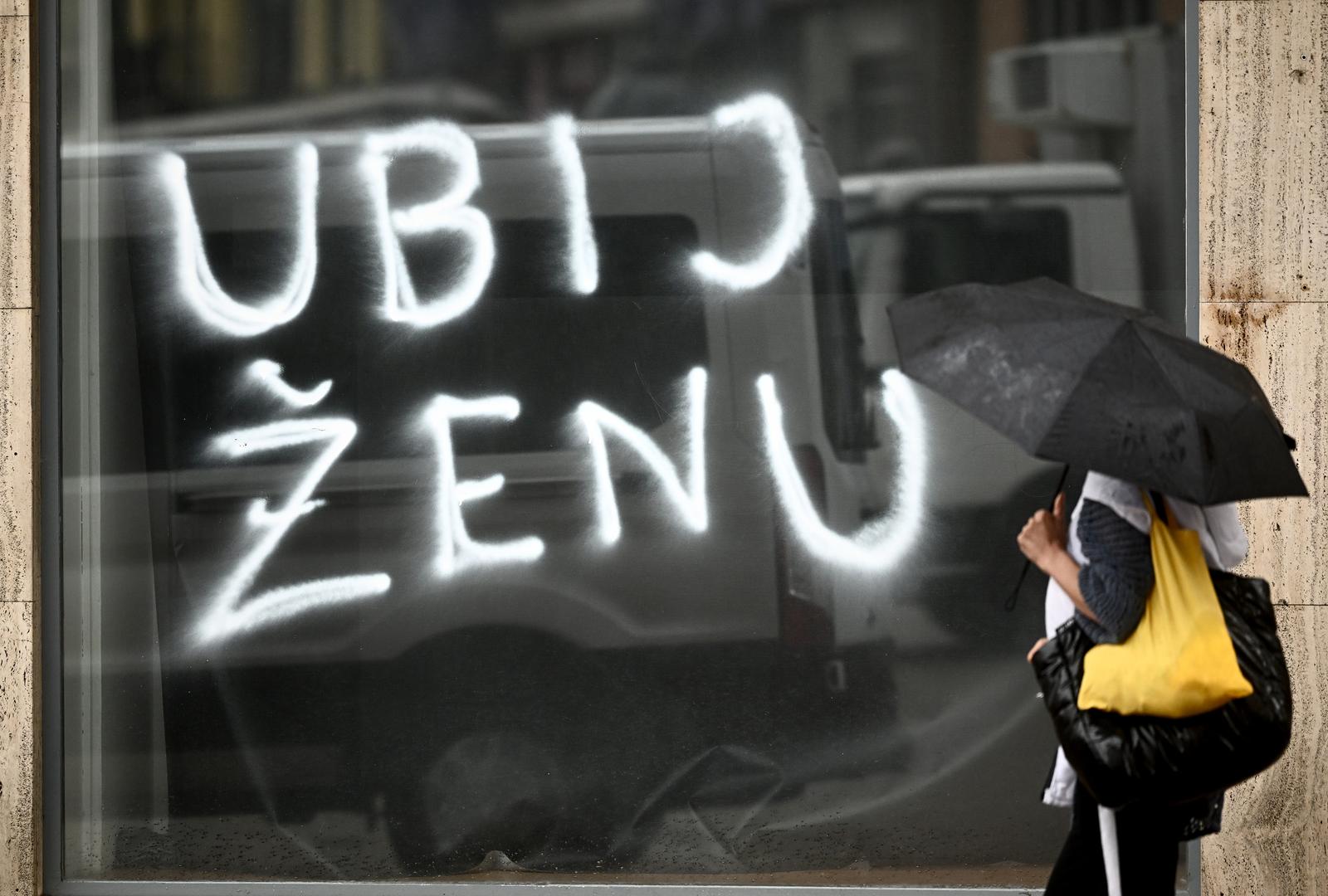 13.09.2024., Zagreb - Na Trgu bana Josipa Jelacica, na izlogu zgrade Anic holdinga, osvanuo je potresni grafit "Ubij zenu". Photo: Marko Lukunic/PIXSELL