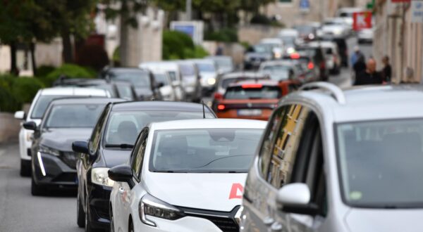 13.09.2024., Sibenik - Oblacno vrijeme i najava nevremena izazvala velike guzve u prometu. Photo: Hrvoje Jelavic/PIXSELL