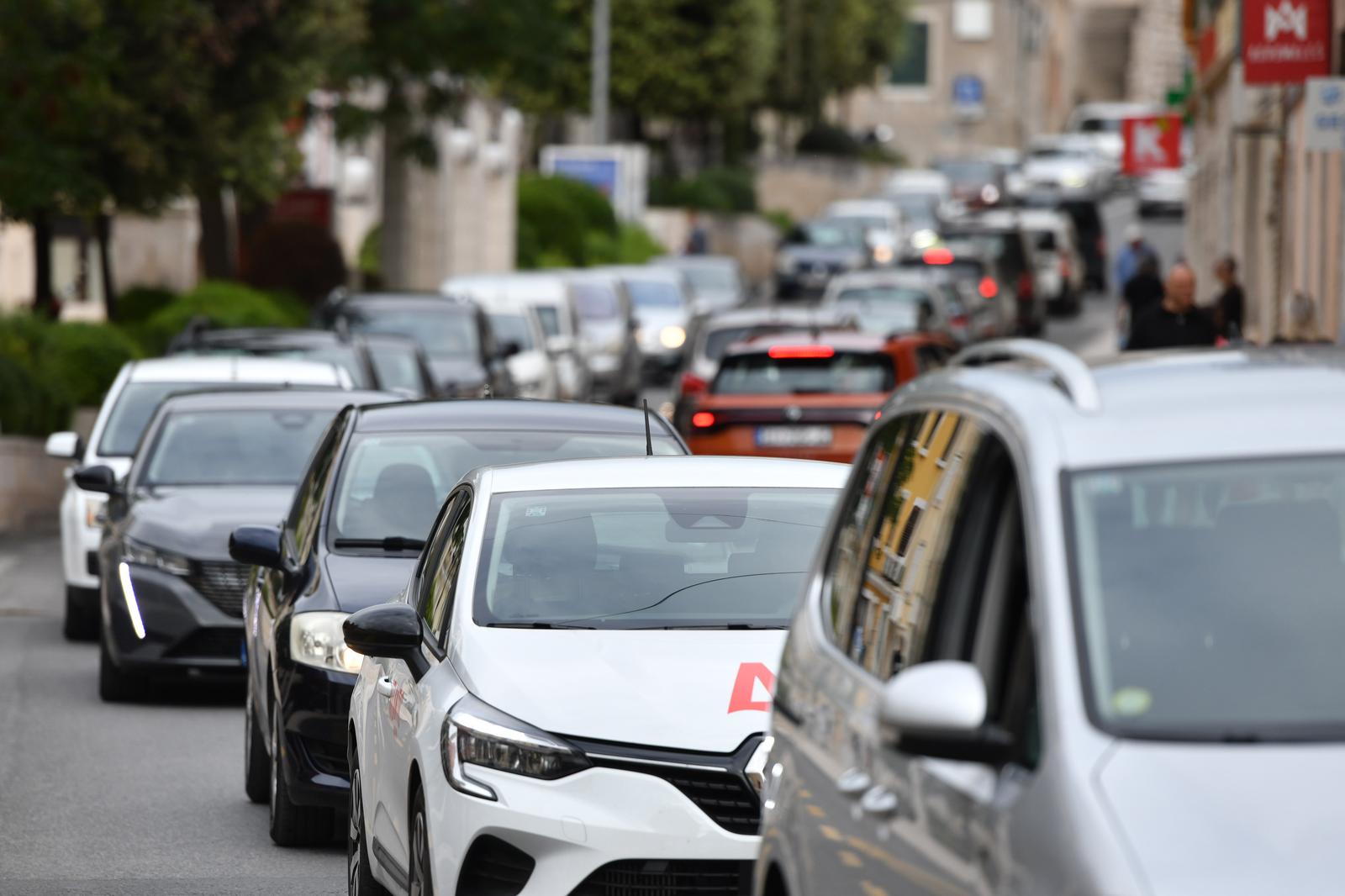 13.09.2024., Sibenik - Oblacno vrijeme i najava nevremena izazvala velike guzve u prometu. Photo: Hrvoje Jelavic/PIXSELL