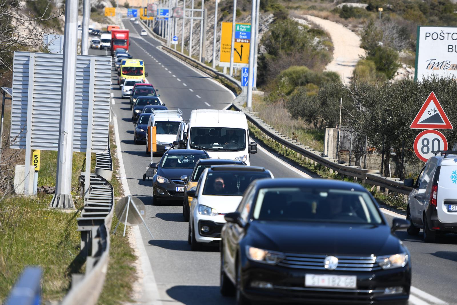 14.03.2022., Sibenik - Zbog radova na Jadranskoj magistrali kod Sibenika stvaraju se velike guzve i kolone vozila.
 Photo: Hrvoje Jelavic/PIXSELL