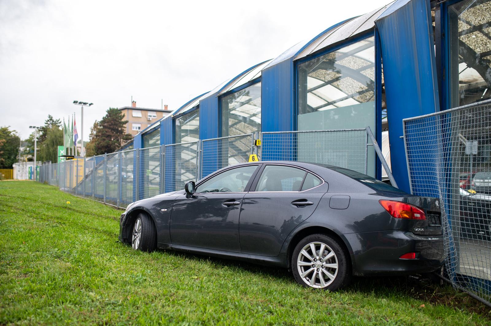 14.09.2024., Zagreb - Prometna nesreca kod Pevexa na Crnomercu, vozac automobila naletio je na pjesake te se zabio u ogradu na adresi Prilaz baruna Filipovica 42. Photo: Marko Juric/PIXSELL