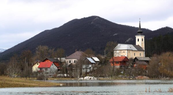 15.03.2018., Otocac - Zbog izlijevanja rijeke Like poplavljeno Kosinjsko polje, Gornji Kosinj i Kosinjski Bakovac. "nDrzavna uprava za zastitu i spasavanje su na terenu kao i medicinsko osoblje grada Gospica koji pruzaju pomoc stanovnicima okolnih sela. "nPhoto: Robert Anic/PIXSELL