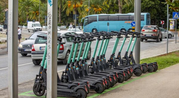 15.09.2022., Pula - 
Pulski elektricni romobili dobili su mjesta (ucrtani zeleni pravokutnik) za parkiranje. Photo: Srecko Niketic/PIXSELL