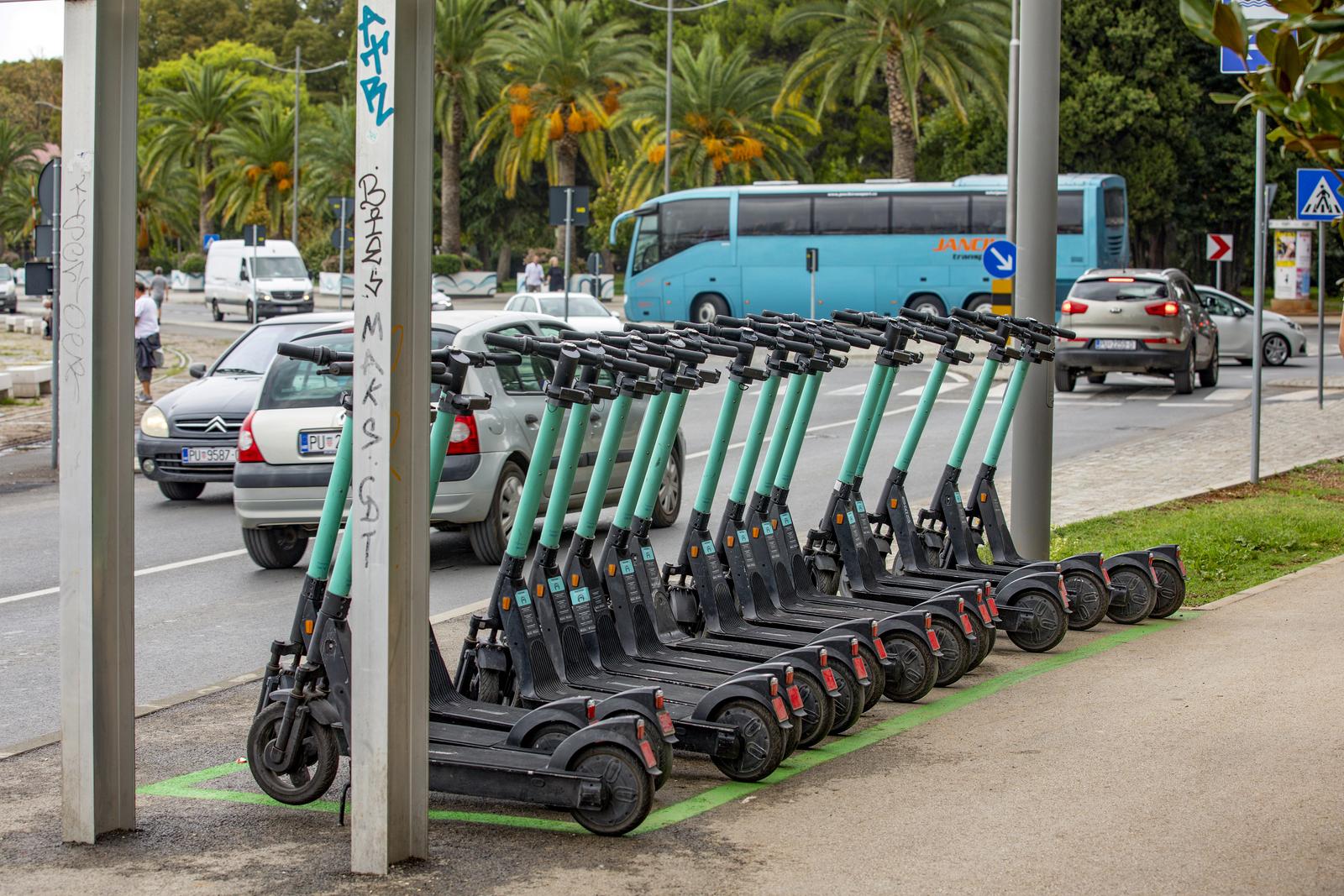 15.09.2022., Pula - 
Pulski elektricni romobili dobili su mjesta (ucrtani zeleni pravokutnik) za parkiranje. Photo: Srecko Niketic/PIXSELL