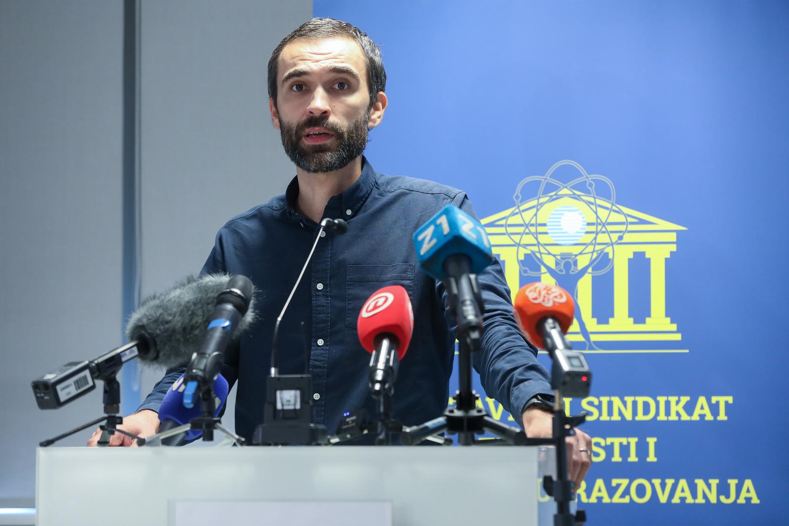 16.09.2024.,Zagreb,  Matija Kroflin iz Nezavisnog sindikata znanosti i visokog obrazovanja i Zeljko Stipic iz Sindikata Preporod odrzali konferenciju za medije s temama vezanim uz najavu termina prosvjeda za granske kolektivne ugovore i pitanja ocjenjivanja u javnim sluzbama  Photo: Robert Anic/PIXSELL