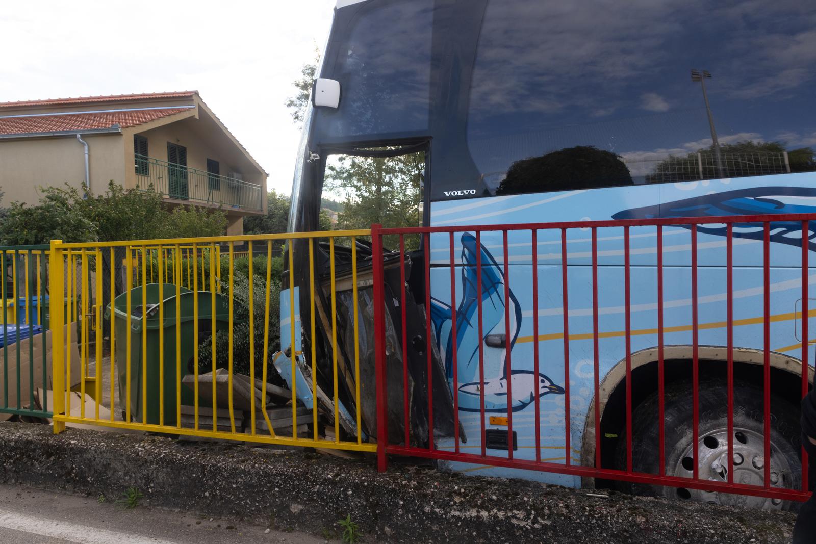 17.09.2024., Sinj - Vozac autobusa izgubio je nadzor nad vozilom i uletio u dvoriste djecjeg vrtica. Nesreca se dogodila nakon sto je vozac iskrcao skolsku djecu.  U nesreci je osteceno nekoliko vozila. Photo: Sasa Tadinac/PIXSELL