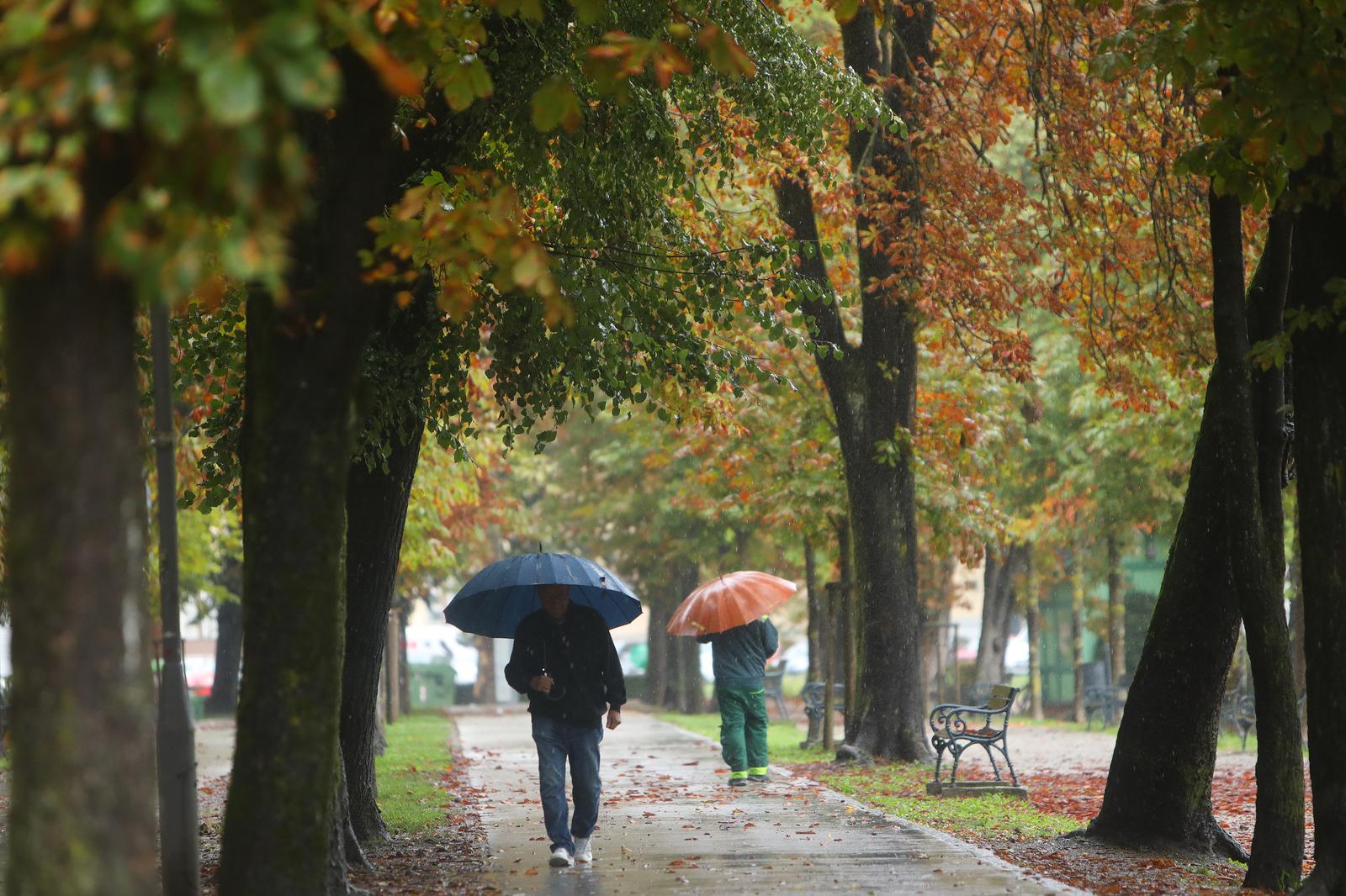 17.09.2024., Karlovac - Kisno  prijepodne u parkovima koji su poprimili boje jeseni Photo: Kristina Stedul Fabac/PIXSELL