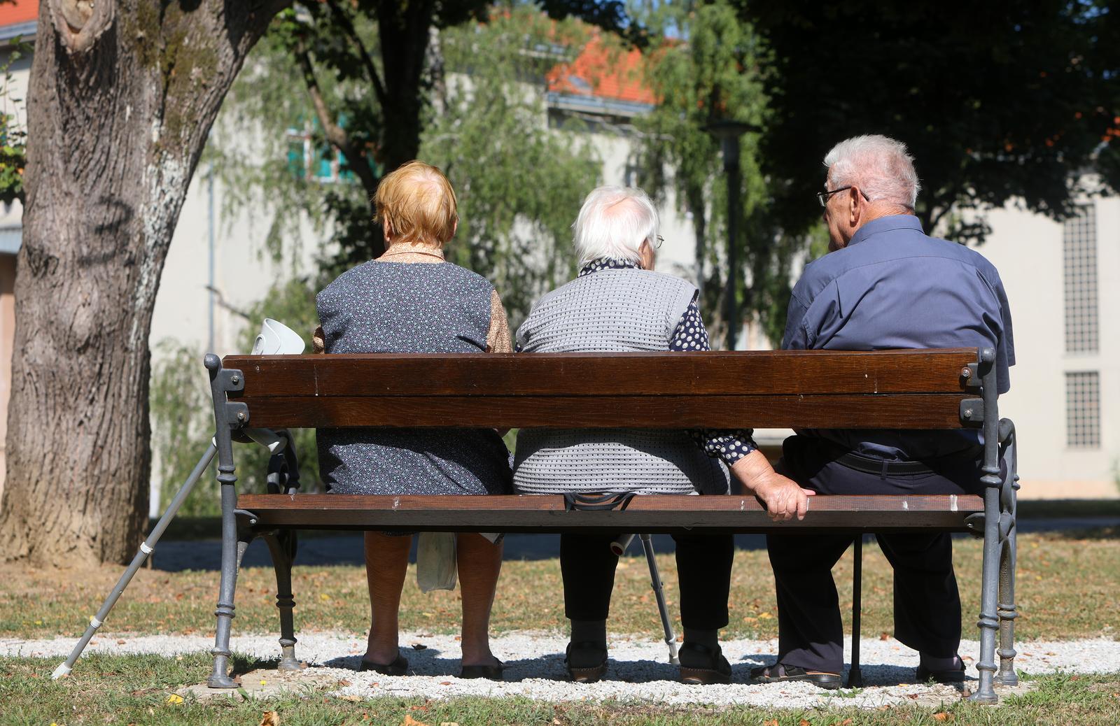 18.08.2021., Karlovac - Umirovljenici odmaraju u parku. rPhoto: Kristina Stedul Fabac/PIXSELL