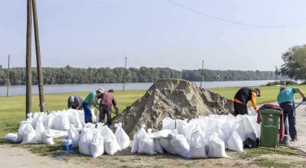 19.09.2024., Aljmas - U Aljmasu ljudi zecjim nasipima sami rade zastitu od poplave. Photo: Borna Jaksic/PIXSELL