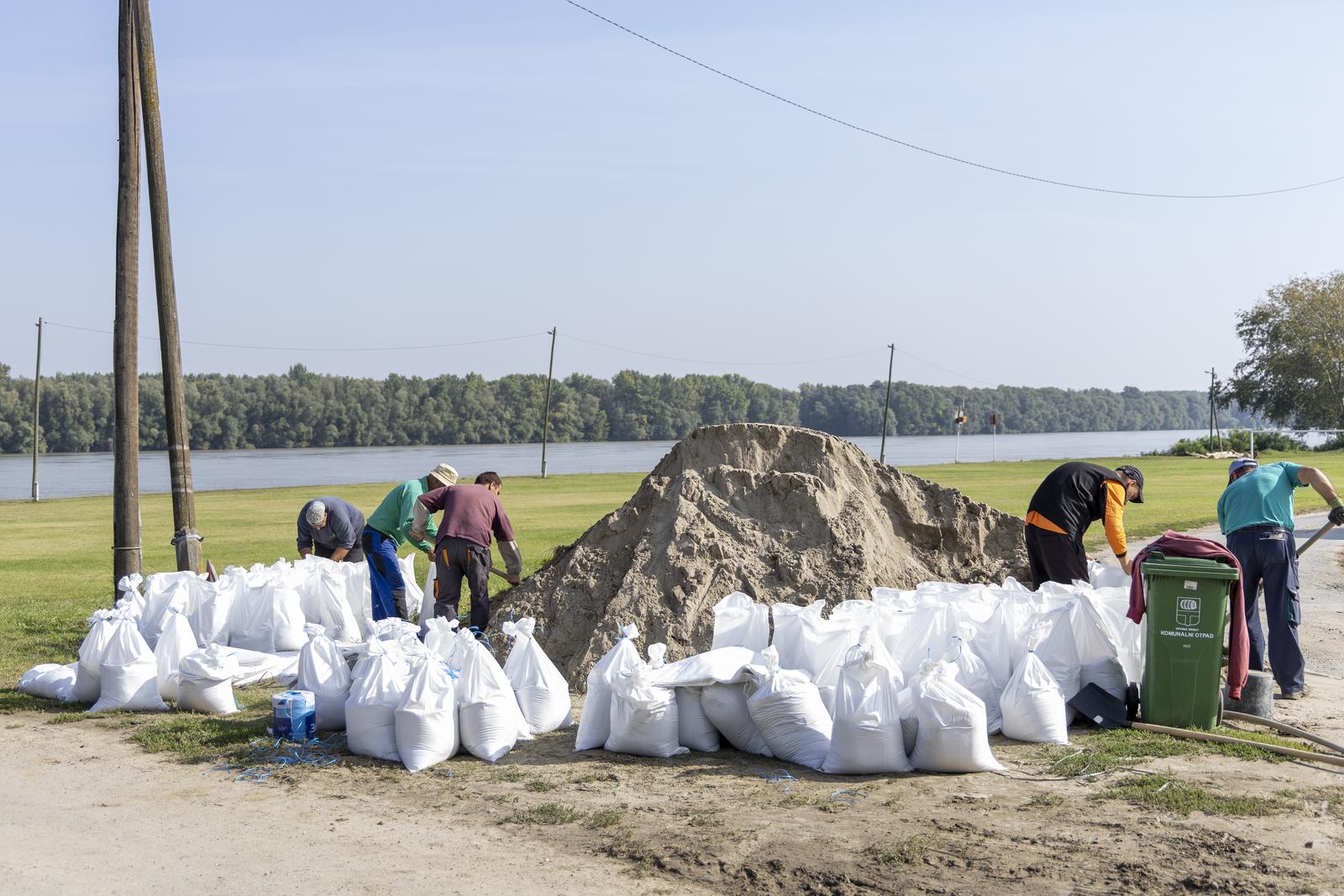 19.09.2024., Aljmas - U Aljmasu ljudi zecjim nasipima sami rade zastitu od poplave. Photo: Borna Jaksic/PIXSELL