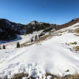 19.11.2020., Senj - Kasna jesen i prvi ovosezonski snijeg zabjelio je padine Nacionalnog parka sjeverni Velebit. Meteoroloska stanica na Zavizanu okupana je toplim suncem, a s vrhova Velebita pruza se prekrasan pogled na sjeverojadranske otoke i Liku. rPhoto: Robert Anic/PIXSELL