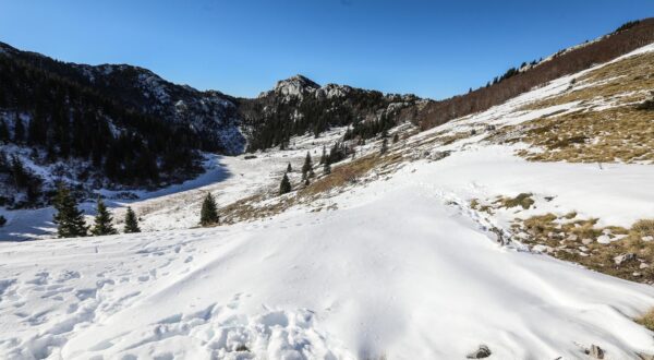 19.11.2020., Senj - Kasna jesen i prvi ovosezonski snijeg zabjelio je padine Nacionalnog parka sjeverni Velebit. Meteoroloska stanica na Zavizanu okupana je toplim suncem, a s vrhova Velebita pruza se prekrasan pogled na sjeverojadranske otoke i Liku. rPhoto: Robert Anic/PIXSELL