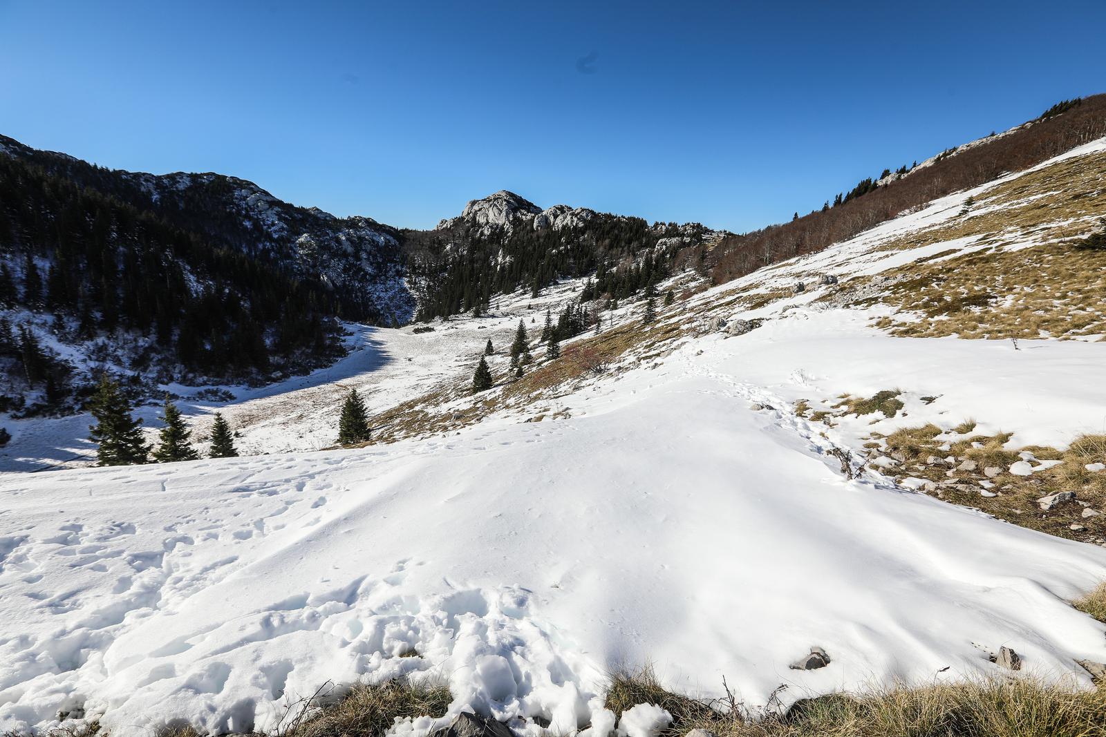 19.11.2020., Senj - Kasna jesen i prvi ovosezonski snijeg zabjelio je padine Nacionalnog parka sjeverni Velebit. Meteoroloska stanica na Zavizanu okupana je toplim suncem, a s vrhova Velebita pruza se prekrasan pogled na sjeverojadranske otoke i Liku. rPhoto: Robert Anic/PIXSELL