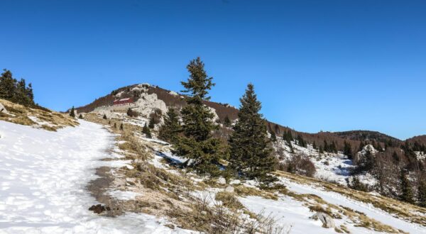 19.11.2020., Senj - Kasna jesen i prvi ovosezonski snijeg zabjelio je padine Nacionalnog parka sjeverni Velebit. Meteoroloska stanica na Zavizanu okupana je toplim suncem, a s vrhova Velebita pruza se prekrasan pogled na sjeverojadranske otoke i Liku. rPhoto: Robert Anic/PIXSELL