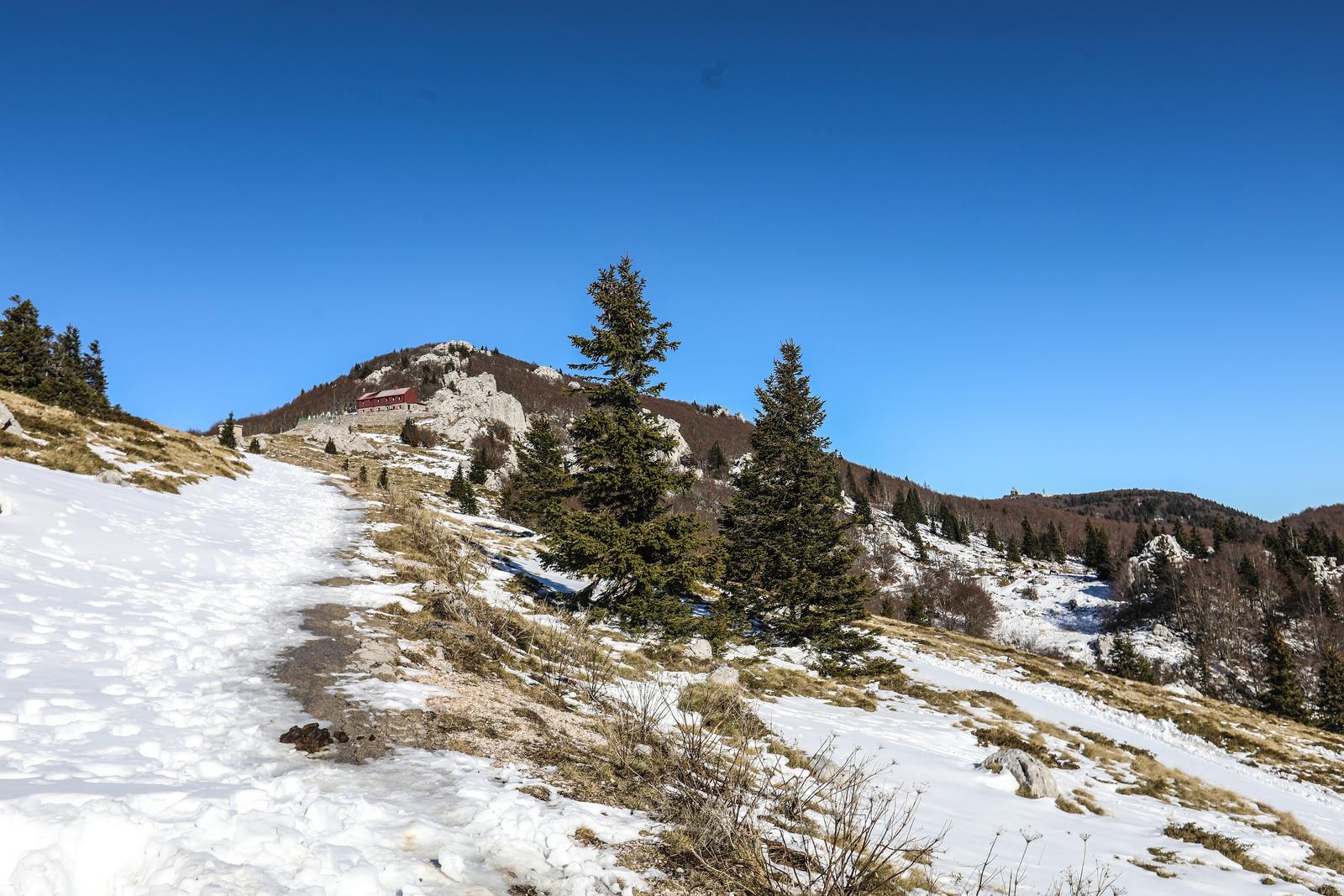 19.11.2020., Senj - Kasna jesen i prvi ovosezonski snijeg zabjelio je padine Nacionalnog parka sjeverni Velebit. Meteoroloska stanica na Zavizanu okupana je toplim suncem, a s vrhova Velebita pruza se prekrasan pogled na sjeverojadranske otoke i Liku. rPhoto: Robert Anic/PIXSELL