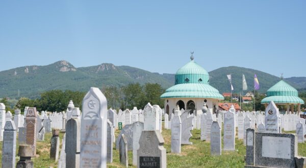 20.07.2022., Kozarac, Prijedor (BiH) – Na Dan sjecanja na zrtve Prijedora u Kozarcu kod Prijedoru sahranjeno je 16 zrtava ubijenih u zlocinima tijekom rata u BiH, 1992. i 1993. godine. Ukopu su prisustvovale brojne visoke zvanice, izmedu ostalih i clanovi Predsjednistva BiH, Sefik Dzaferovic i Zeljko Komsic, predsjednik SDS Bakir Izetbegovic, reisu-l-ulema Islamske zajednice u BiH Husein Kavazovic i mnogi drugi. Nakon predstavljanja idejnog rjesenja za buduci memorijalni centar "Kamicani“ zvanice su posjetile izlozbu predmeta i materijalnih vrijednosti koji su nadjeni prilikom iskopavanja grobnica, a pripadaju zrtvama. 
 Photo: Dejan Rakita/PIXSELL