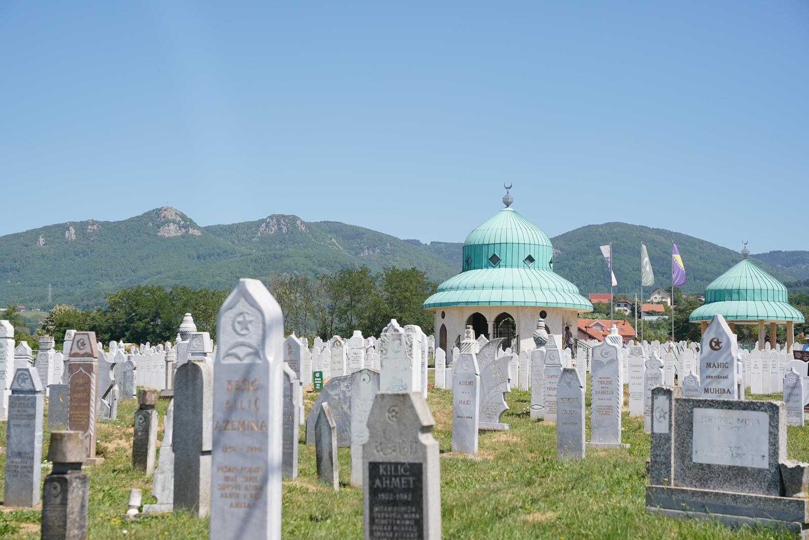 20.07.2022., Kozarac, Prijedor (BiH) – Na Dan sjecanja na zrtve Prijedora u Kozarcu kod Prijedoru sahranjeno je 16 zrtava ubijenih u zlocinima tijekom rata u BiH, 1992. i 1993. godine. Ukopu su prisustvovale brojne visoke zvanice, izmedu ostalih i clanovi Predsjednistva BiH, Sefik Dzaferovic i Zeljko Komsic, predsjednik SDS Bakir Izetbegovic, reisu-l-ulema Islamske zajednice u BiH Husein Kavazovic i mnogi drugi. Nakon predstavljanja idejnog rjesenja za buduci memorijalni centar "Kamicani“ zvanice su posjetile izlozbu predmeta i materijalnih vrijednosti koji su nadjeni prilikom iskopavanja grobnica, a pripadaju zrtvama. 
 Photo: Dejan Rakita/PIXSELL