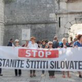 20.09.2024., Trogir - Akcija "Prestanite stititi silovatelje!" u 14 hrvatskih gradova povodom skandaloznog sticenja ginekologa Zlatka Topolovca osudjenog za silovanje. Prosvjdednici zahtijevaju hitne ostavke ministra zdravstva i ravnatelja KBC-a Osijek. Photo: Ivana Ivanovic/PIXSELL