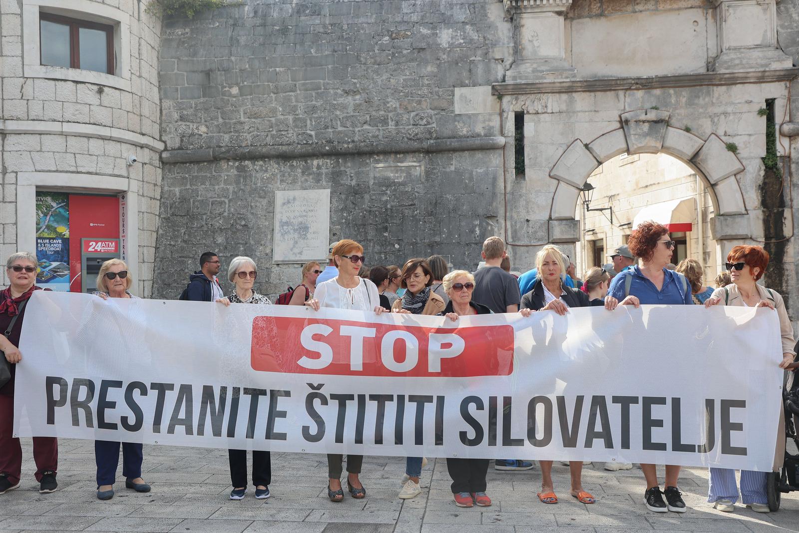 20.09.2024., Trogir - Akcija "Prestanite stititi silovatelje!" u 14 hrvatskih gradova povodom skandaloznog sticenja ginekologa Zlatka Topolovca osudjenog za silovanje. Prosvjdednici zahtijevaju hitne ostavke ministra zdravstva i ravnatelja KBC-a Osijek. Photo: Ivana Ivanovic/PIXSELL