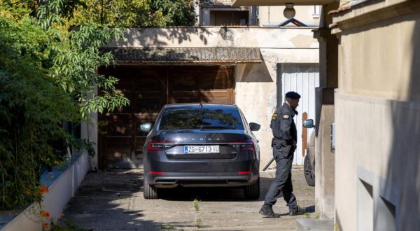 21.09.2024., Osijek - Vise osoba uhiceno je jutros na podrucju Zagreba, Osijeka i Vukovara zbog sumnje u koruptivna kaznena djela, a medju njima je i Josip Skoric, bivsi sef Hrvatskih cesta: Djelatnici policije provode pretres u Skoricevoj kuci.   

 Photo: Borna Jaksic/PIXSELL