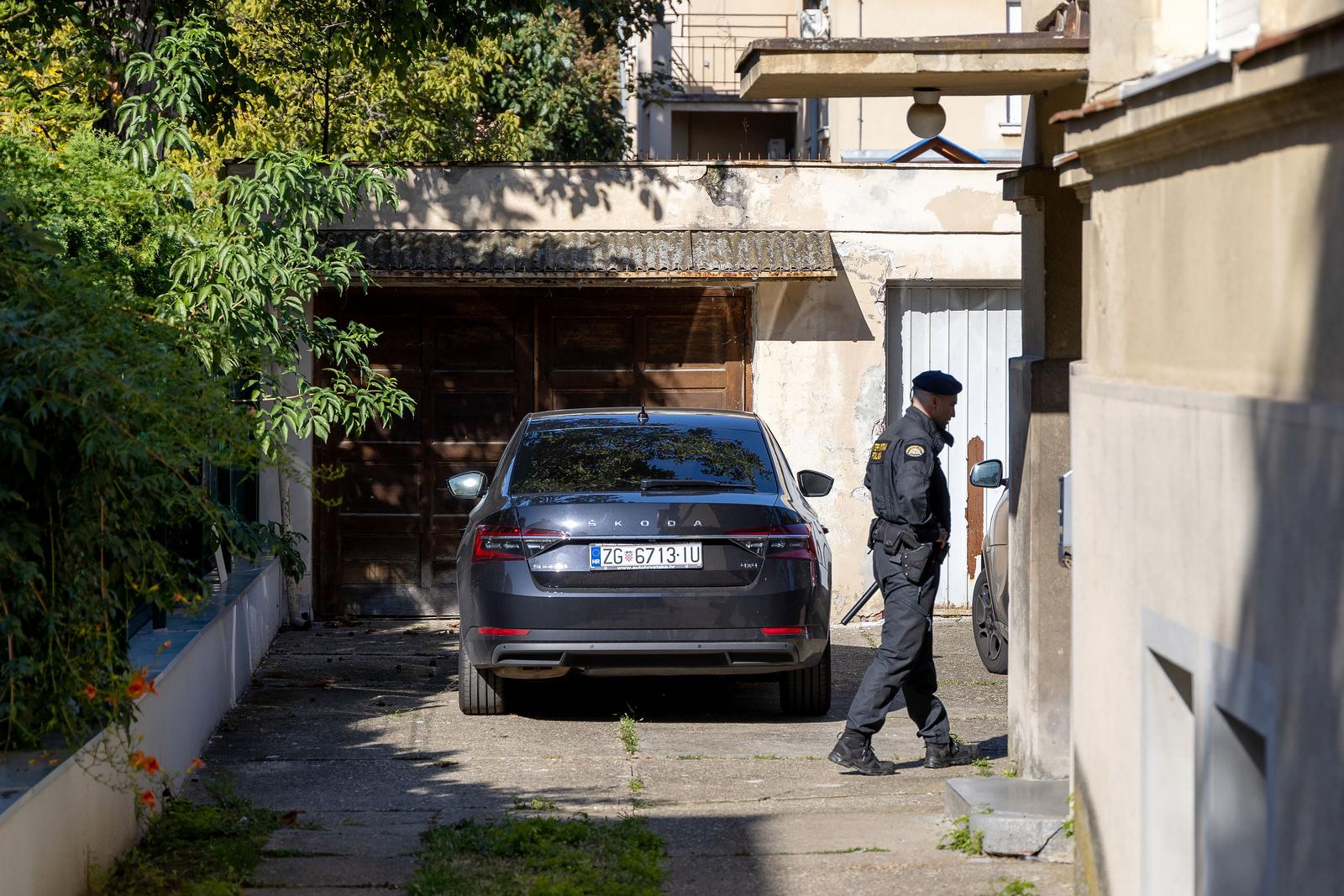 21.09.2024., Osijek - Vise osoba uhiceno je jutros na podrucju Zagreba, Osijeka i Vukovara zbog sumnje u koruptivna kaznena djela, a medju njima je i Josip Skoric, bivsi sef Hrvatskih cesta: Djelatnici policije provode pretres u Skoricevoj kuci.   

 Photo: Borna Jaksic/PIXSELL